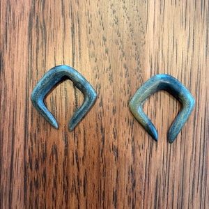 Horn earring for stretched ear lobes